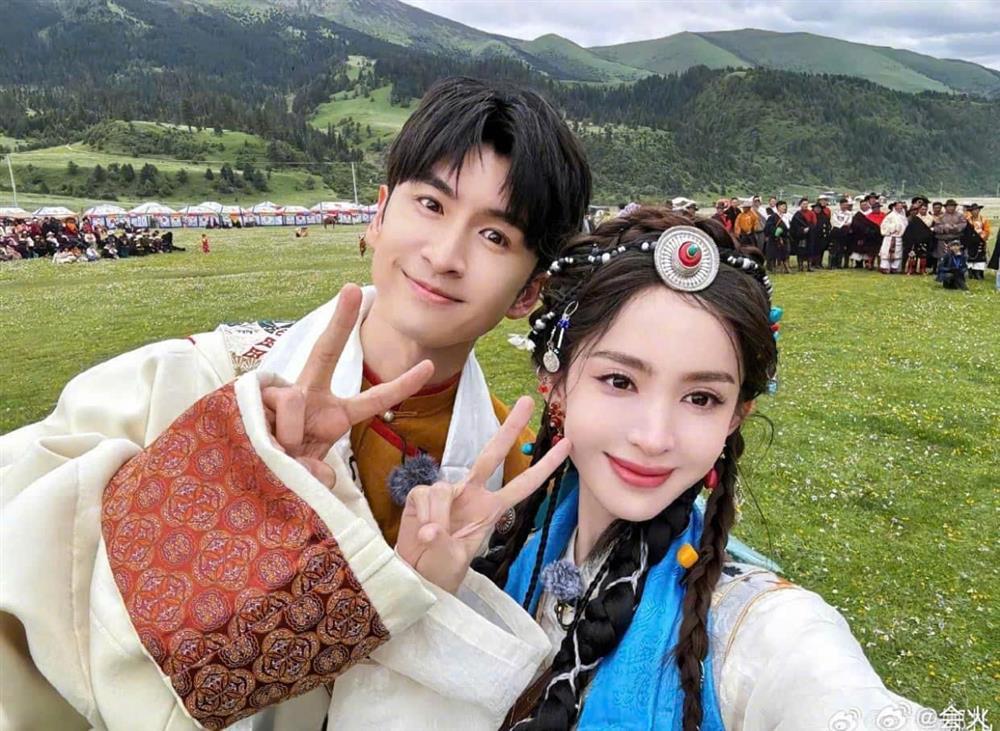 HOT nhất Weibo: Tóm sống nam diễn viên đình đám 2 lần lén lút đến nhà nữ thần Tân Cương đẹp nhất nhì showbiz hẹn hò-1