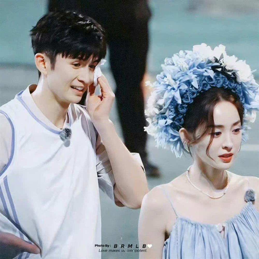 HOT nhất Weibo: Tóm sống nam diễn viên đình đám 2 lần lén lút đến nhà nữ thần Tân Cương đẹp nhất nhì showbiz hẹn hò-4