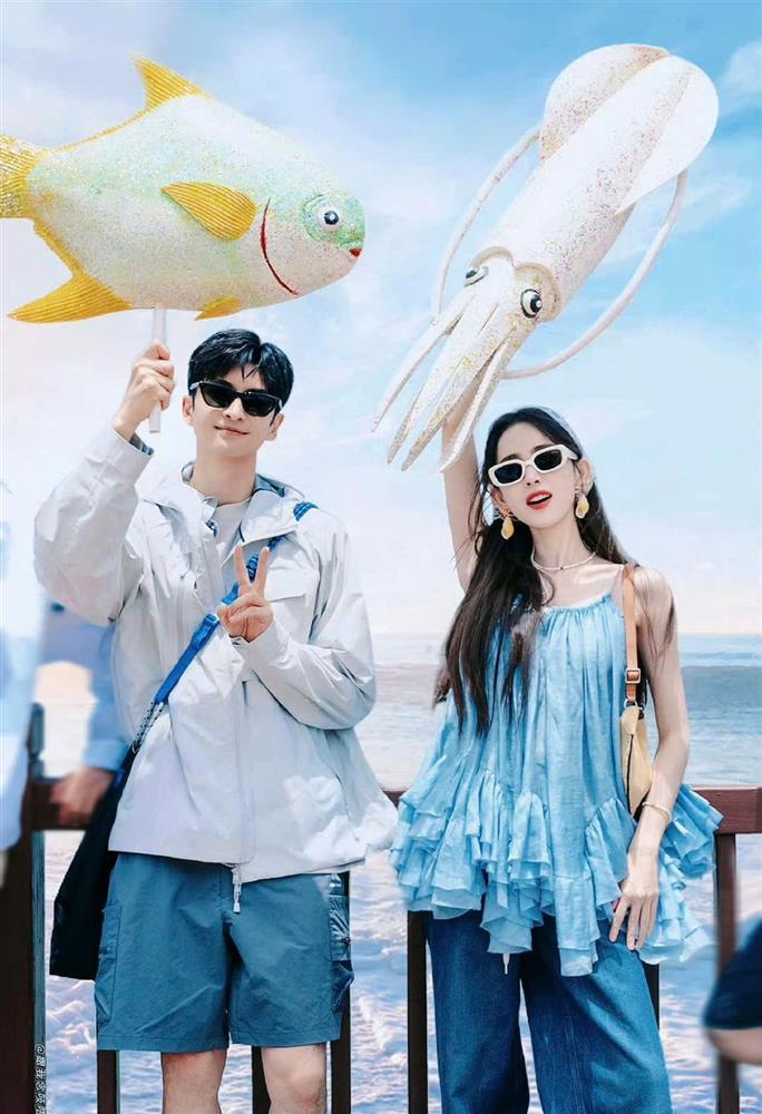 HOT nhất Weibo: Tóm sống nam diễn viên đình đám 2 lần lén lút đến nhà nữ thần Tân Cương đẹp nhất nhì showbiz hẹn hò-5