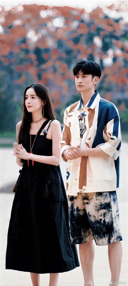 HOT nhất Weibo: Tóm sống nam diễn viên đình đám 2 lần lén lút đến nhà nữ thần Tân Cương đẹp nhất nhì showbiz hẹn hò-6