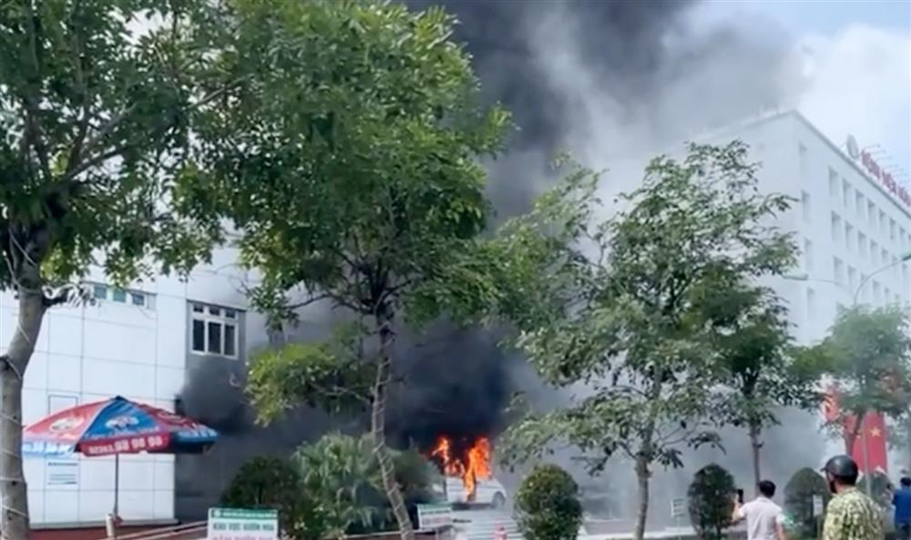 Xe cứu thương bốc cháy ngùn ngụt trước phòng cấp cứu bệnh viện tỉnh Nghệ An-1