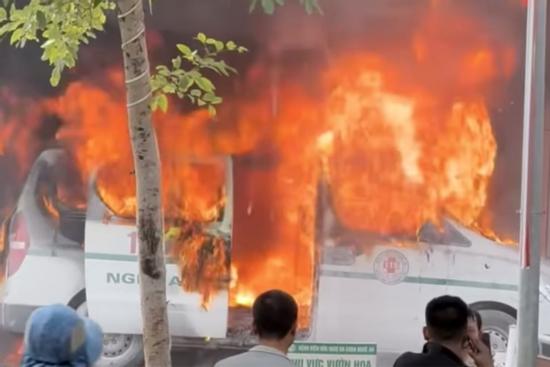 Xe cứu thương bốc cháy ngùn ngụt trước phòng cấp cứu bệnh viện tỉnh Nghệ An