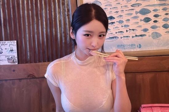 Nữ phát thanh viên bị bắt khẩn cấp tại sân bay
