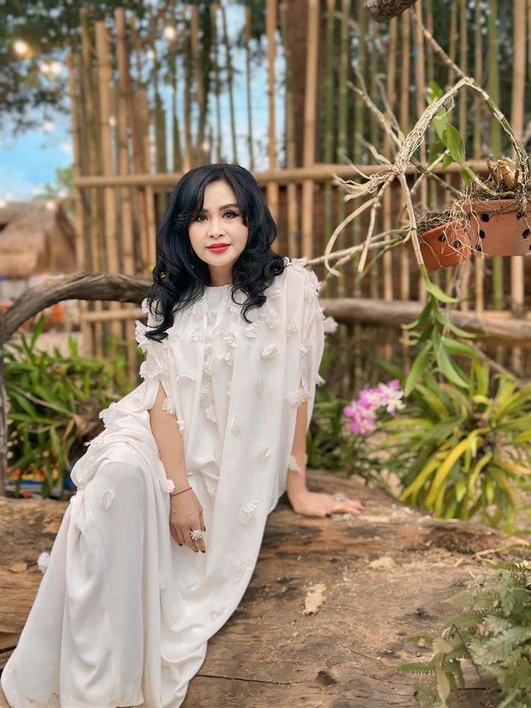 Nữ NSND vào Sài Gòn công tác, đăng status liên quan tới chồng có hơn 300 bình luận-1