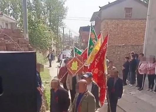 Chú rể đãng trí đón dâu sớm 10 ngày, nhà gái lập tức làm một việc-1