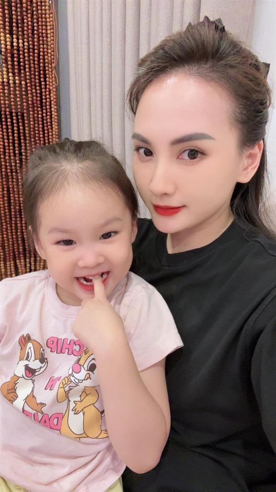 Con gái 3 tuổi của Bảo Thanh ngày càng đáng yêu, được cả nhà cưng như trứng mỏng, CĐM tấm tắc khen vì thừa hưởng gen trội của mẹ-5