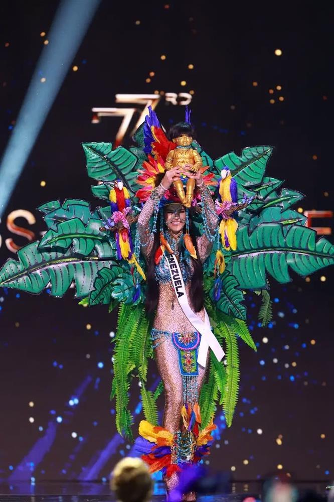 Những thiết kế trang phục dân tộc kỳ lạ nhất tại Miss Universe 2024-2