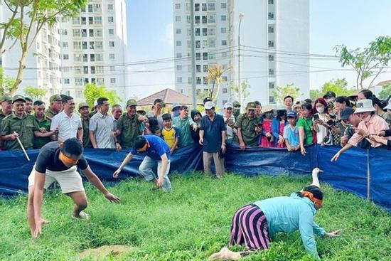 Cười nắc nẻ với trò 'bịt mắt bắt vịt' ở thành phố du lịch