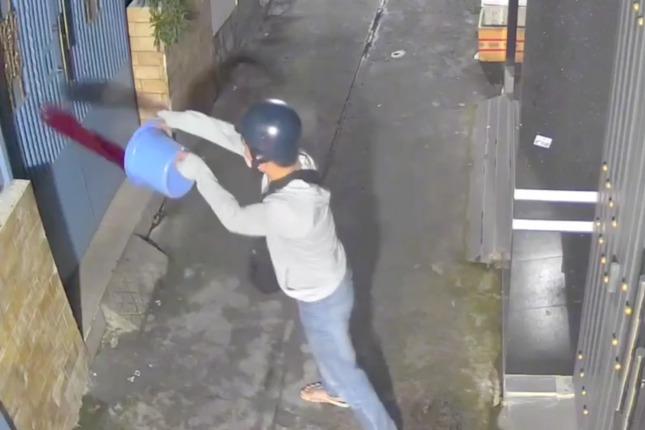 Bắt hai đối tượng tạt máu heo vào nhà dân để đòi nợ-2