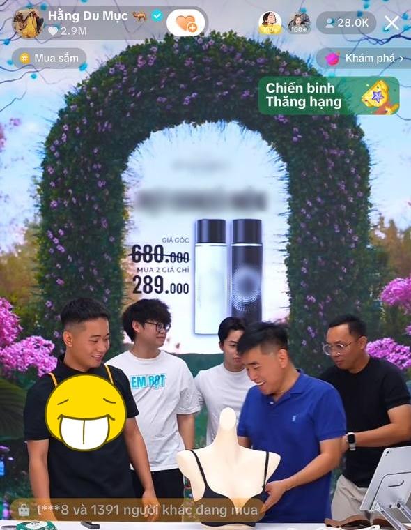 Phản ứng của team Quang Linh Vlogs khi bị chê ngày càng lố lăng-4