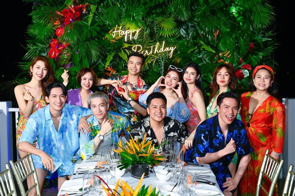 Thúy Ngân dắt tình tin đồn ra mắt hội bạn thân, lộ 1 cử chỉ cực đáng ngờ-1