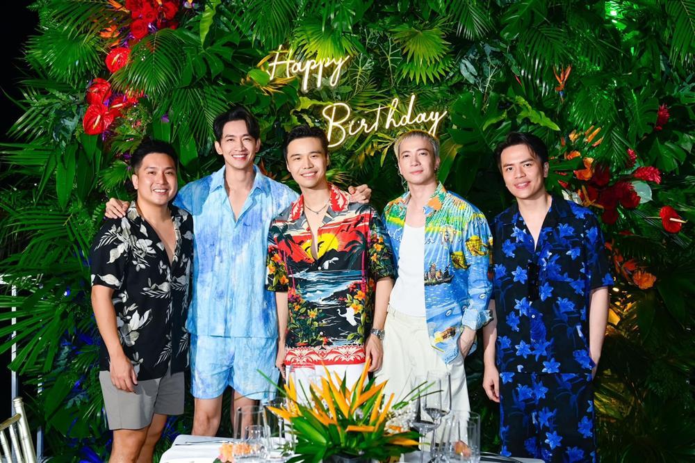 Thúy Ngân dắt tình tin đồn ra mắt hội bạn thân, lộ 1 cử chỉ cực đáng ngờ-2