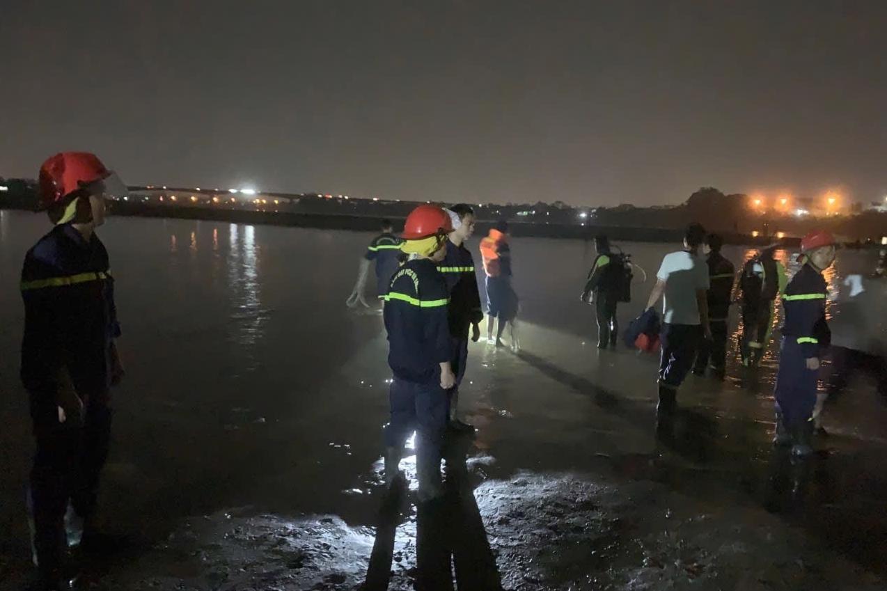 Lập sở chỉ huy dã chiến tìm kiếm 4 học sinh mất tích khi tắm sông Hồng ở Phú Thọ-4