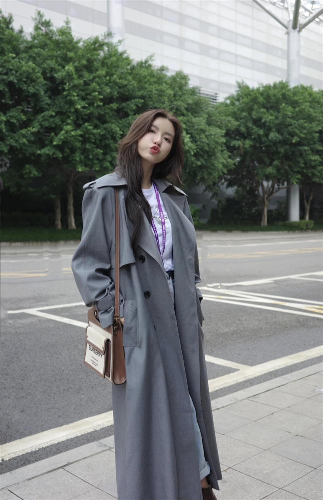 Cháu dâu NSƯT Chí Trung gợi ý lên đồ đón gió mùa sành điệu-4