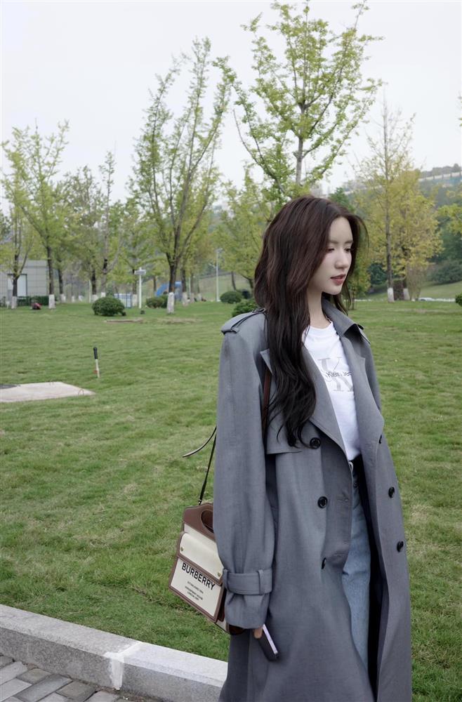 Cháu dâu NSƯT Chí Trung gợi ý lên đồ đón gió mùa sành điệu-7