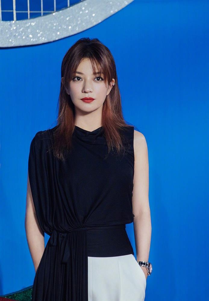 Sốc trước tin Triệu Vy đang đối mặt với 400 vụ kiện vì 1 trọng tội-1