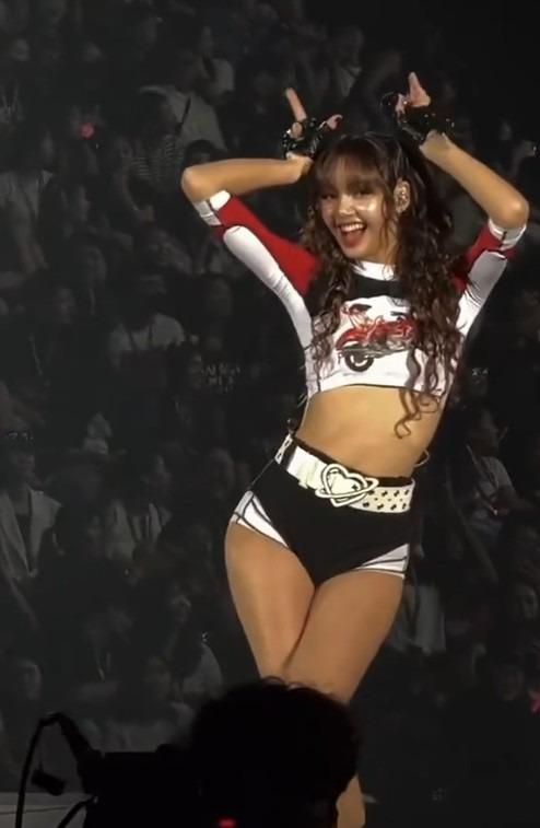 Trang phục quá ngắn của Lisa (BlackPink)-1