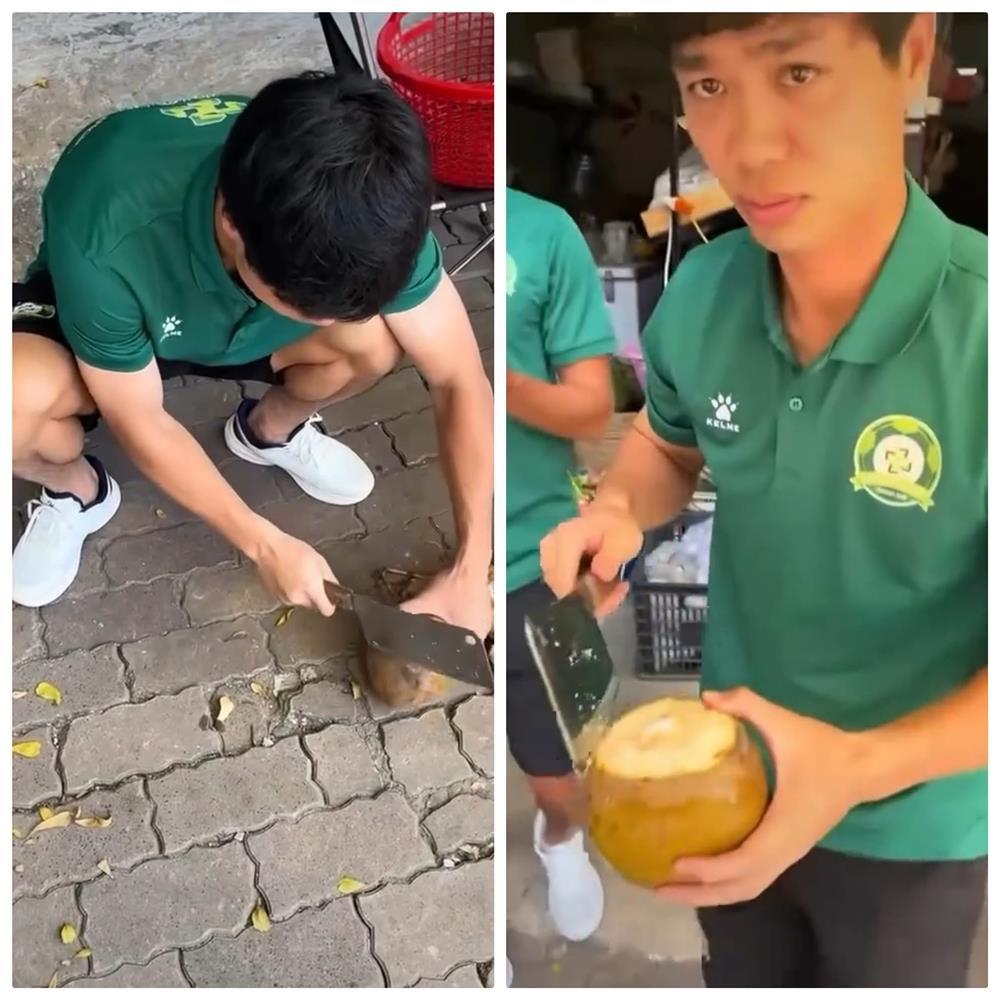 Công Phượng khoe kỹ năng bổ dừa thành thạo, bình thản giữa ồn ào không được dự AFF Cup-1