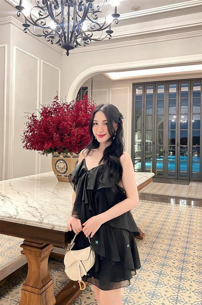 Mặc váy trẻ trung và tôn dáng như nữ ca sĩ cao 1m55 Hòa Minzy-5