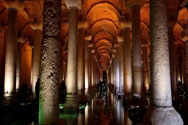 Những cánh cửa mở ra bí mật động trời ở cung điện Versailles-1