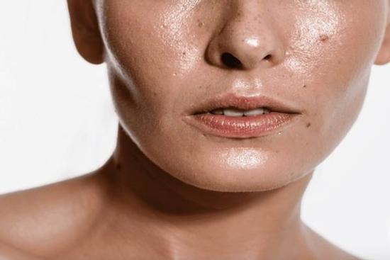 Da dầu nên rửa mặt mấy lần một ngày?