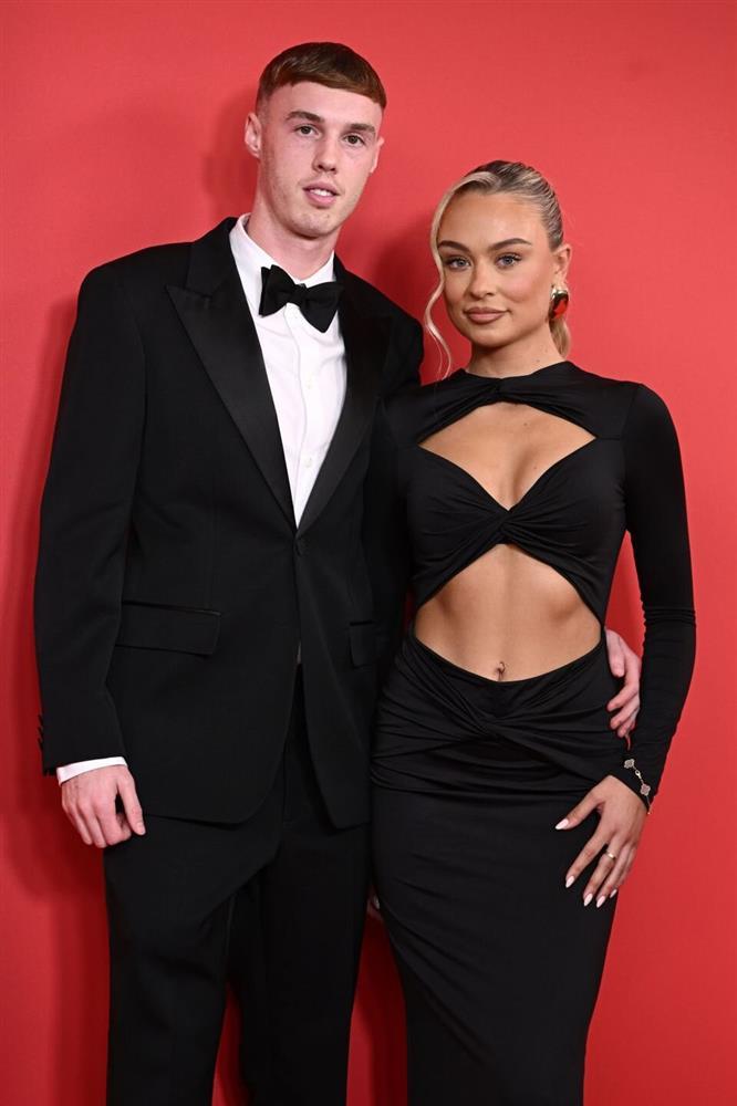 Cole Palmer lần đầu khoe bạn gái xinh đẹp-1