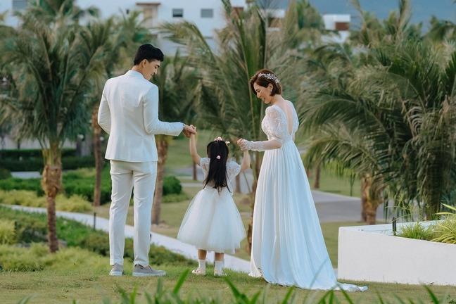 Hôn nhân kín tiếng của Khương Ngọc: Vợ xuất hiện duy nhất trong đám cưới 20 người, giấu con chuyện cha là nghệ sĩ-3