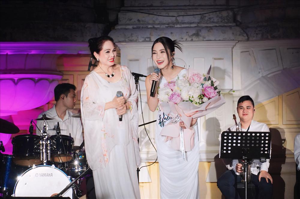 20/11, trò chuyện với người phụ nữ có biệt danh phù thủy đứng sau thành công của Hương Tràm, Hồ Quỳnh Hương và loạt ca sĩ Việt-4