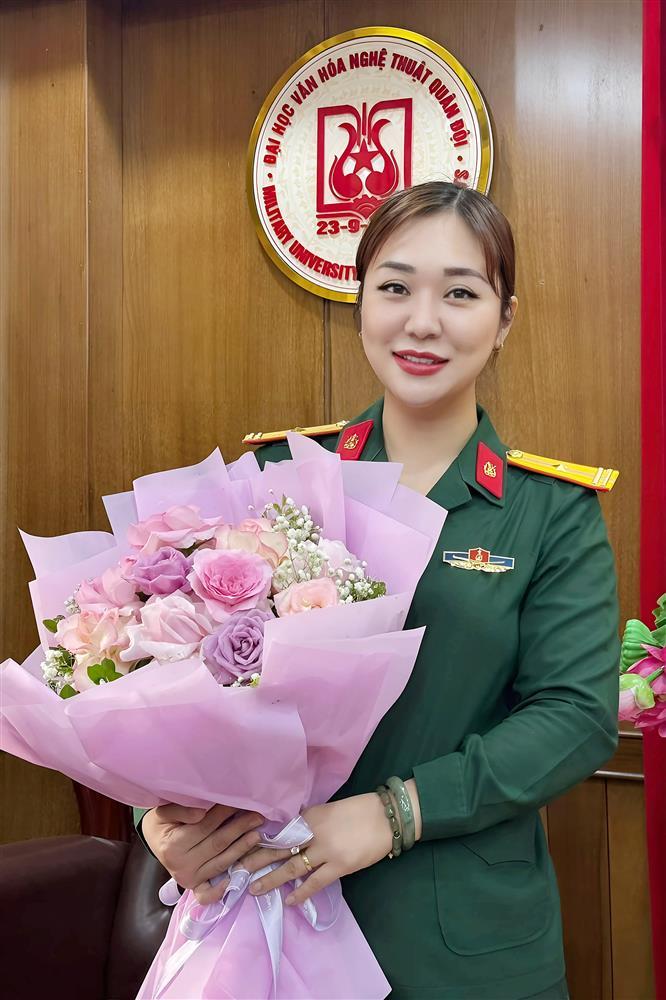 Thiếu tá Minh Nguyệt - vợ NSND Tự Long bất ngờ, xúc động với lá thư của học trò-1