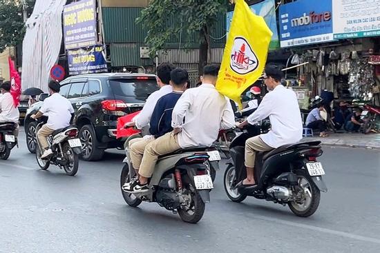 Tốp học sinh đầu trần đi mô tô, cầm cờ 'diễu phố' gây bức xúc