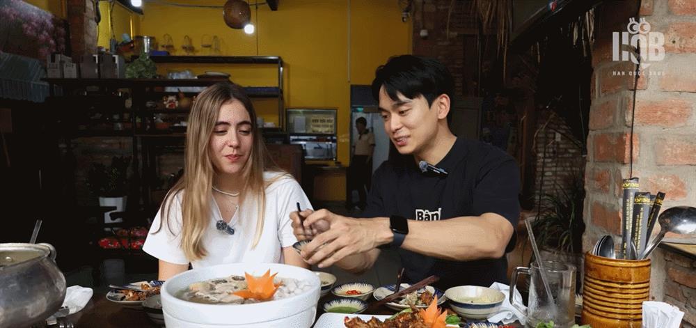 Phản ứng bất ngờ của khách Tây khi nếm thử món lòng lợn chấm mắm tôm-3