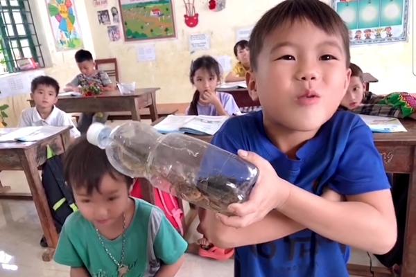 Chuyện chưa kể về clip học trò mang cua tặng cô giáo thu hút 16 triệu lượt xem-1