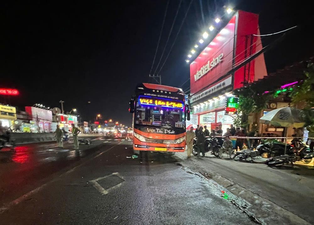 Clip xe khách xoay 180 độ trên đường ở Bình Dương, tông chết một phụ nữ-1