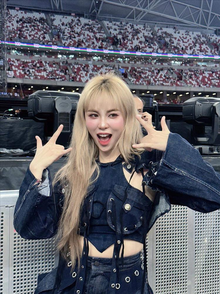 Chị đẹp MisThy diện đồ khoét sâu táo bạo, fan không nhận ra nữ streamer của ngày xưa-1