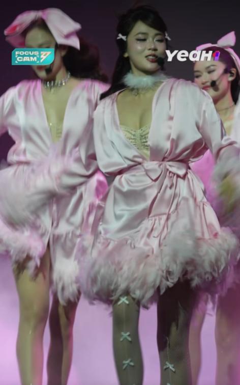 Chị đẹp MisThy diện đồ khoét sâu táo bạo, fan không nhận ra nữ streamer của ngày xưa-3