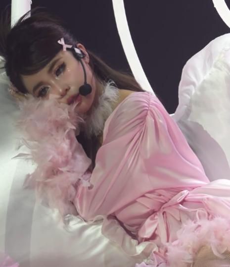 Chị đẹp MisThy diện đồ khoét sâu táo bạo, fan không nhận ra nữ streamer của ngày xưa-4