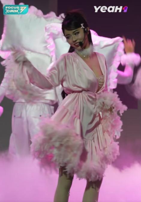 Chị đẹp MisThy diện đồ khoét sâu táo bạo, fan không nhận ra nữ streamer của ngày xưa-5