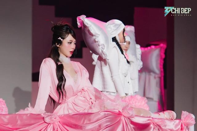 Chị đẹp MisThy diện đồ khoét sâu táo bạo, fan không nhận ra nữ streamer của ngày xưa-7