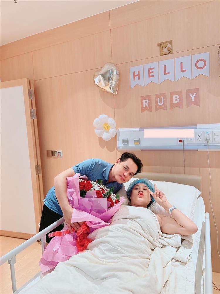 Hồ Bích Trâm thông báo đã sinh con thứ 2, còn rủ rê bác sĩ làm ngay 1 việc khó ai ngờ-1