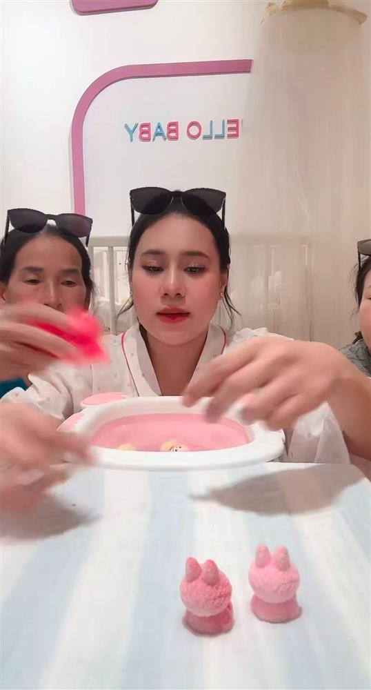 Hồ Bích Trâm thông báo đã sinh con thứ 2, còn rủ rê bác sĩ làm ngay 1 việc khó ai ngờ-3