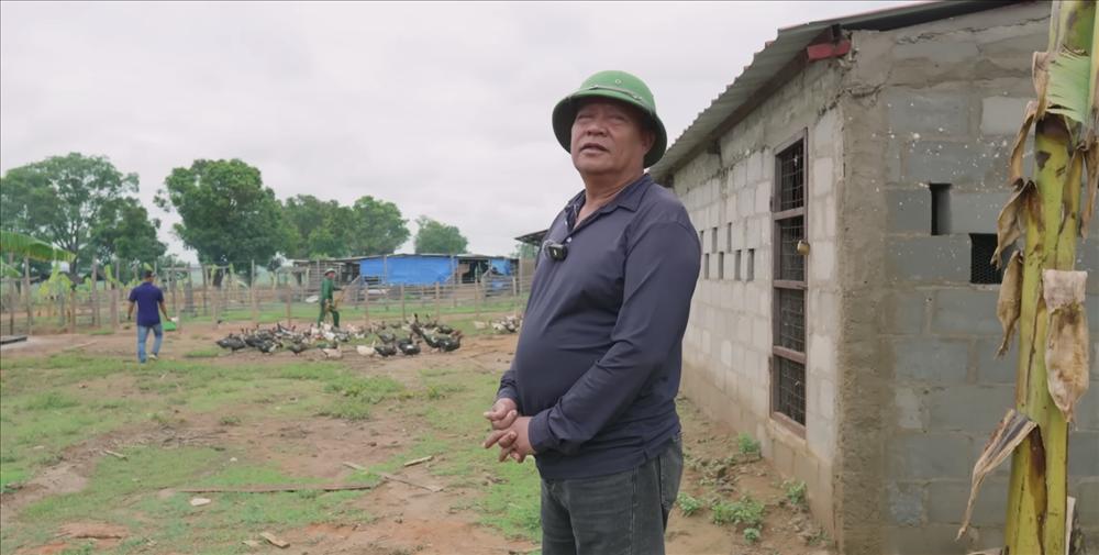 Con làm cha phá là đây: Nuôi ngan vịt ở Châu Phi không dám ăn, bố Quang Linh Vlog vừa sang đã làm 1 việc khiến con trai khóc ròng-1