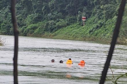 Hiện trường lặn tìm 2 người trên xe rác rơi xuống sông mất tích