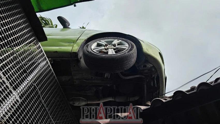Kỳ lạ ô tô vắt vẻo trên cổng nhà ở Đồng Nai, chủ nhà giải thích mới vỡ lẽ nguyên nhân cảm động-2