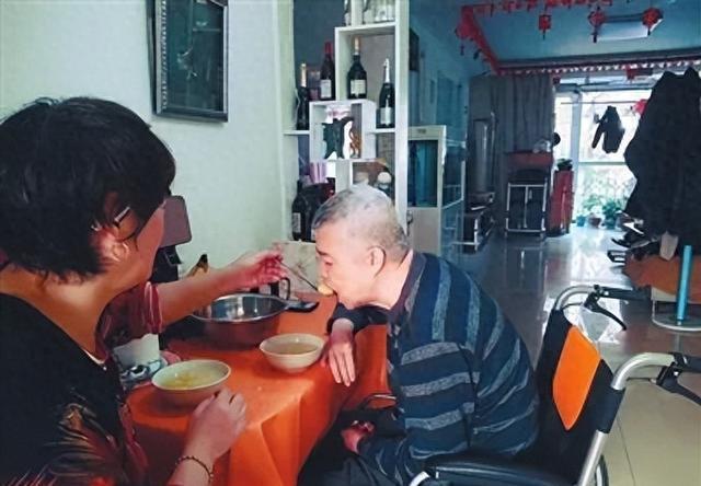 Ly hôn 20 năm, biết chồng cũ bị liệt, người vợ quay về làm điều cảm động-1