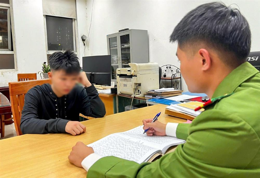 Bắt khẩn cấp 6 thanh thiếu niên đánh người, kéo lê dao phóng lợn trên đường-1