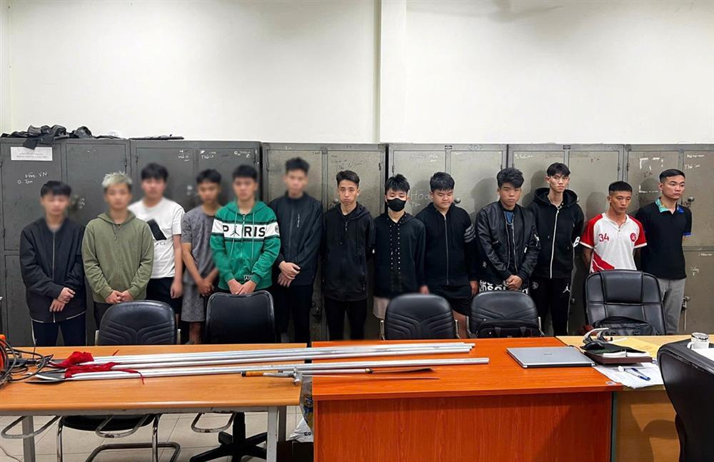 Bắt khẩn cấp 6 thanh thiếu niên đánh người, kéo lê dao phóng lợn trên đường-2