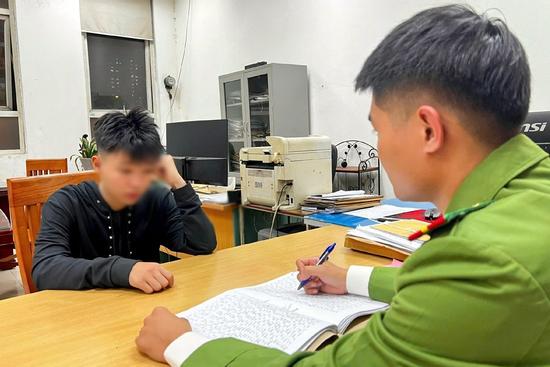 Bắt khẩn cấp 6 thanh thiếu niên đánh người, kéo lê dao phóng lợn trên đường