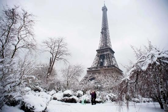 Thủ đô Paris lung linh huyền ảo trong tuyết đầu mùa