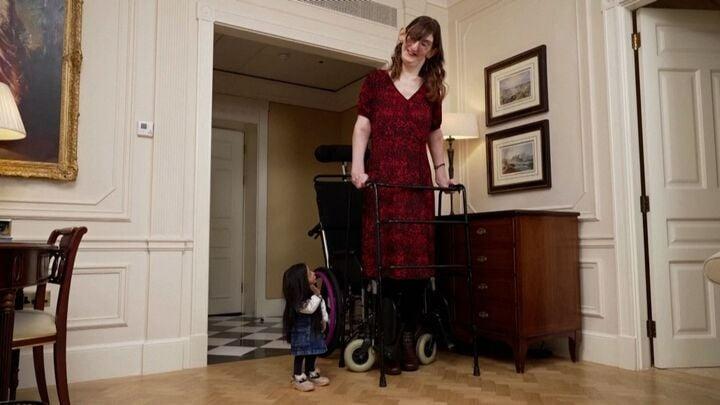 Cô gái cao nhất thế giới kết bạn với người phụ nữ thấp nhất thế giới-2