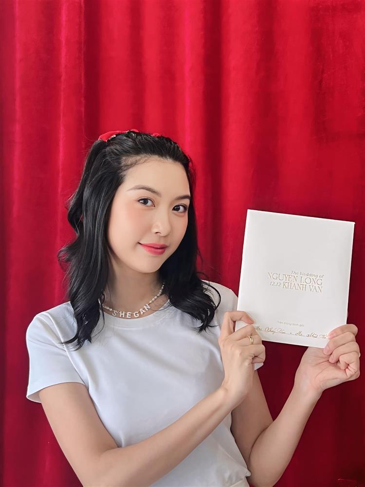 Dàn sao Vbiz rần rần khoe thiệp cưới Khánh Vân, 1 nàng hậu thân thiết lại có dấu hiệu lạ?-3